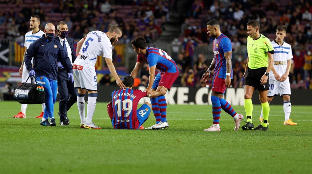 Sergio 'Kun' Agüero en el piso tras las molestias. 