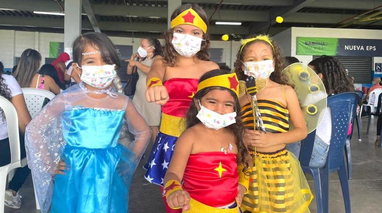 Niñas con disfraces de sus personajes favoritas.