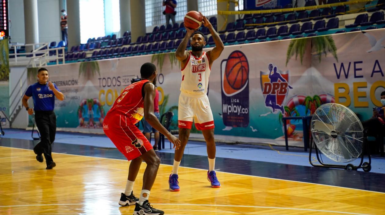 Josimar Ayarza hace un tiro de tres puntos ante la marca de Corsarios. 