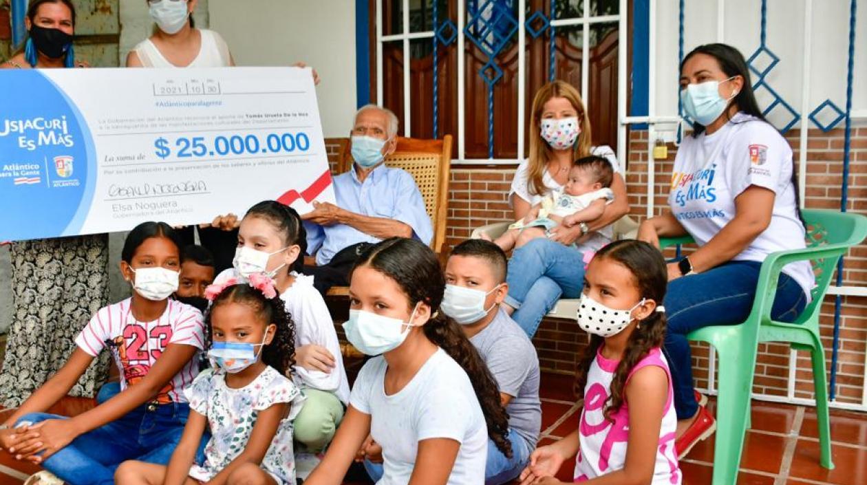 Cheque de 25 millones de pesos para el Pesebre Vivo de Usiacurí, que dirige Tomás Urueta.