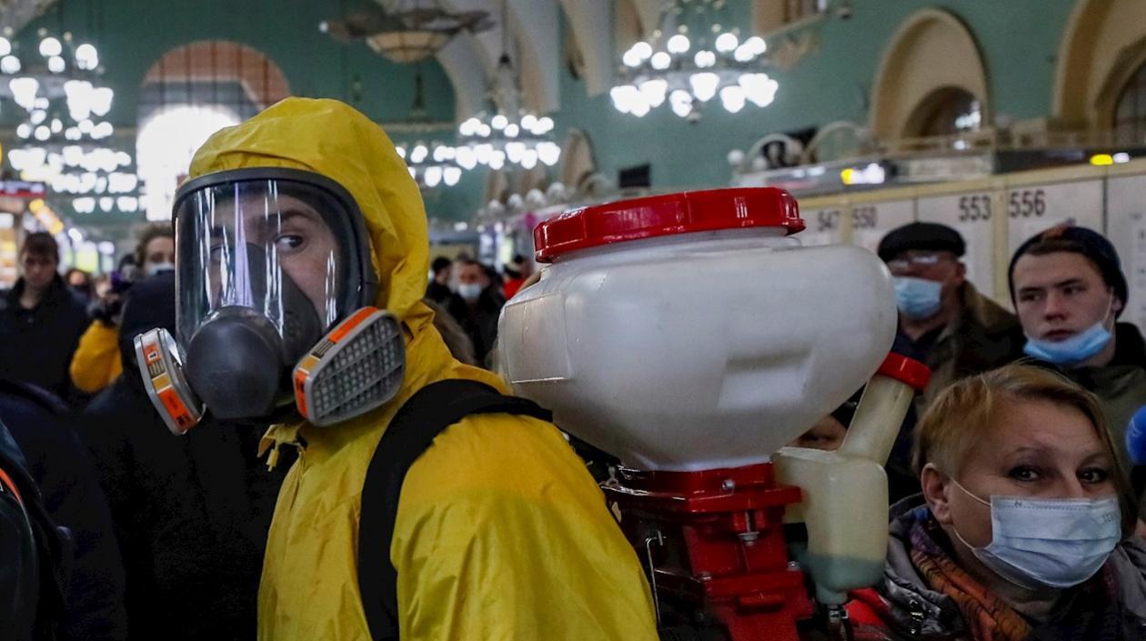 Un operario del Ministerio ruso de Emergencias trabaja en la desinfección de la estación de Kazansky, en Moscú. 