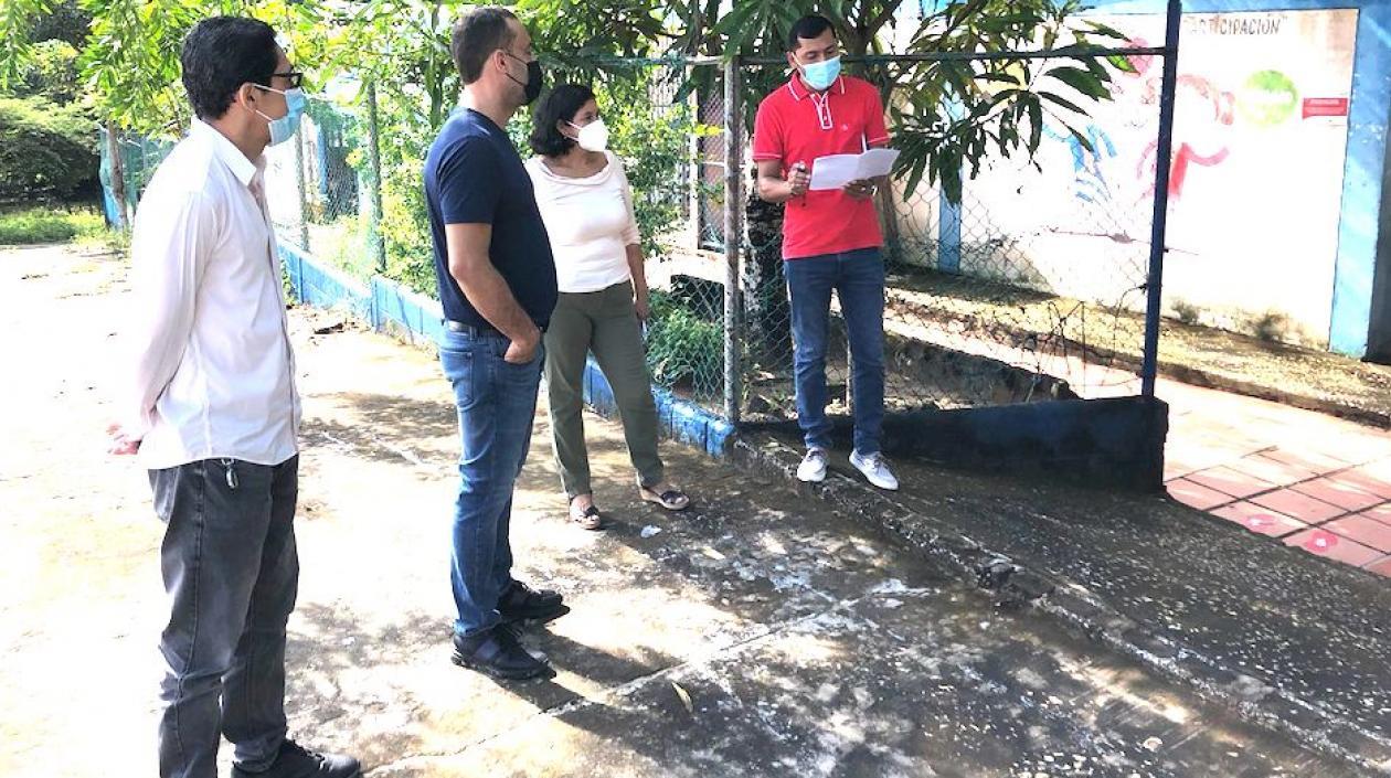 El Alcalde José Fernando Vargas inspeccionando los cerramientos.