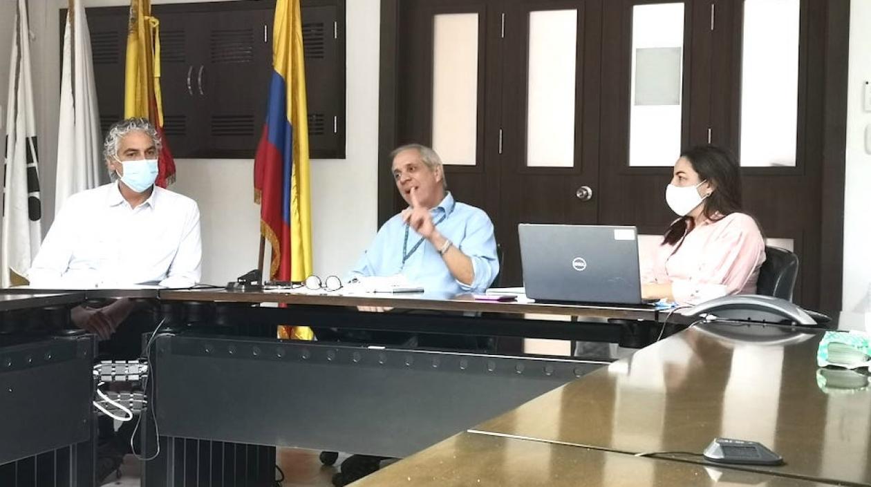 El Gerente de Monómeros Guillermo Rodríguez (centro) presidiendo el encuentro.