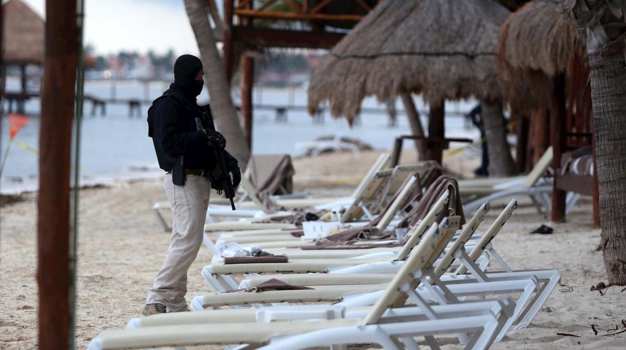 Un grupo armado entró en una playa del balneario de Puerto Morelos, en el Caribe mexicano, causando escenas de pánico y dejando dos presuntos delincuentes muertos y un turista herido.