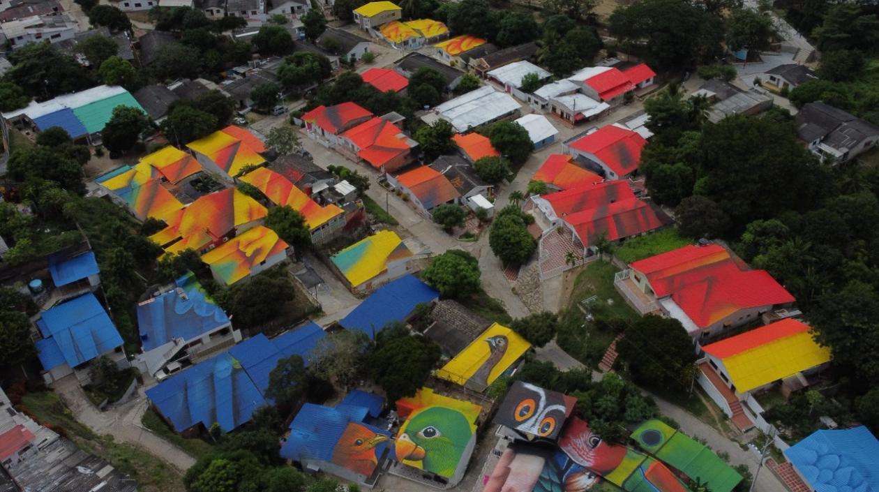 El macromural de aves en homenaje a las especies endémicas que anidan en Luriza.