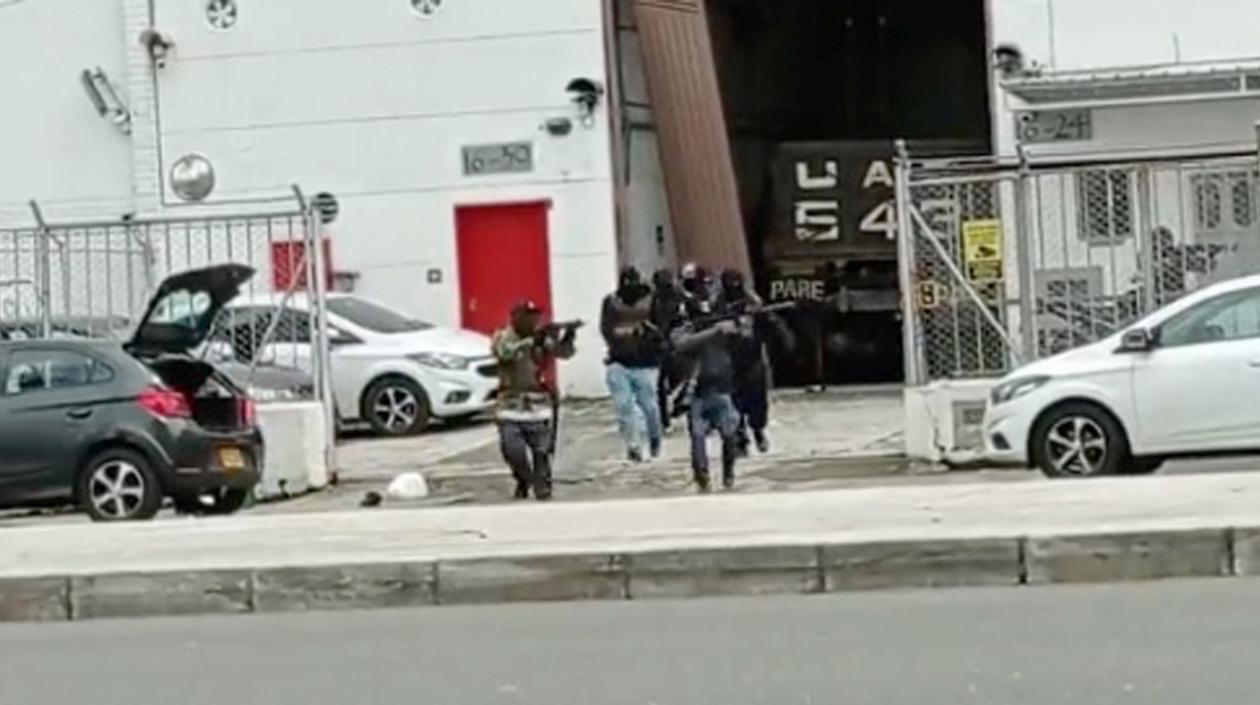 Momento en que los ladrones se daban a la huida. 