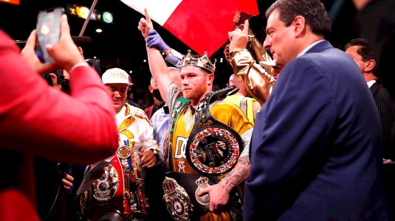 'Canelo' Álvarez celebrando tras ganar el combate.