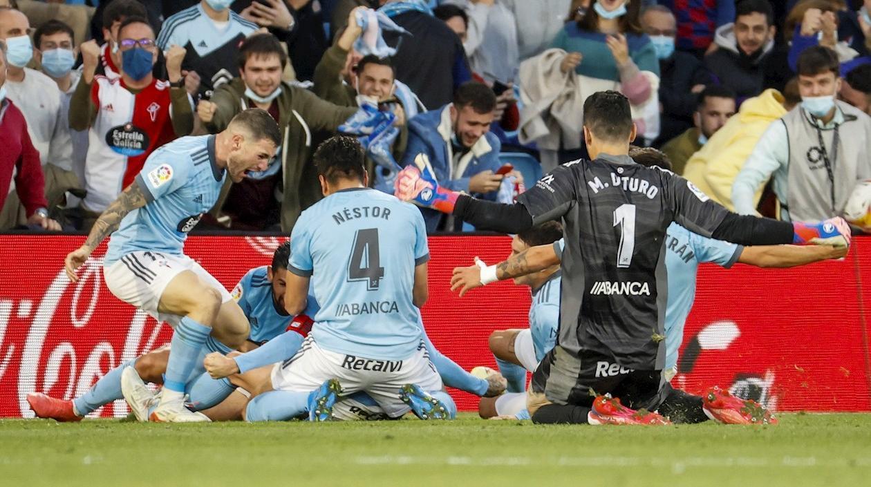 El delantero del Celta, Iago Aspas celebra el tercer gol de su equipo ante el Barcelona