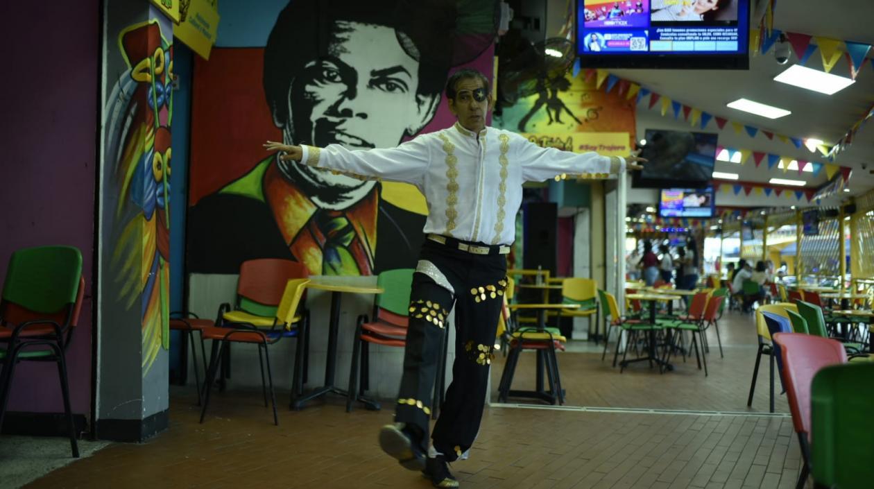 Todo el esplendor de su danza salsera. Locación La Troja.