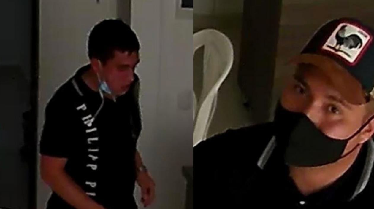 Dos hombres tras ingresar al apartamento.