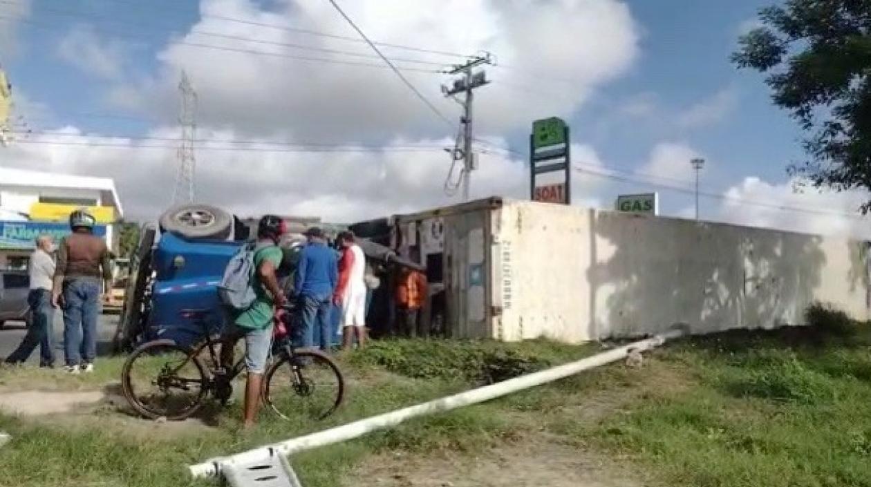 Tractomula volcada en la Circunvalar. 