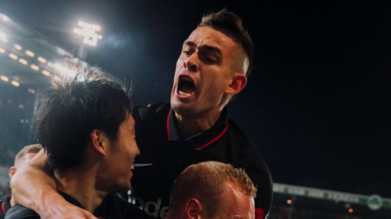 Rafael Santos Borré, delantero colombiano, festeja con sus compañeros. 