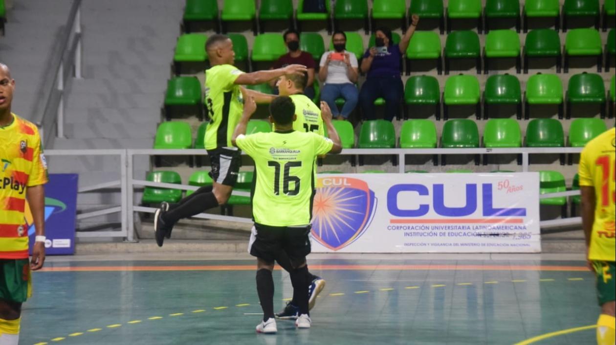 Luis Carlos Villarreal celebra el gol del triunfo. 