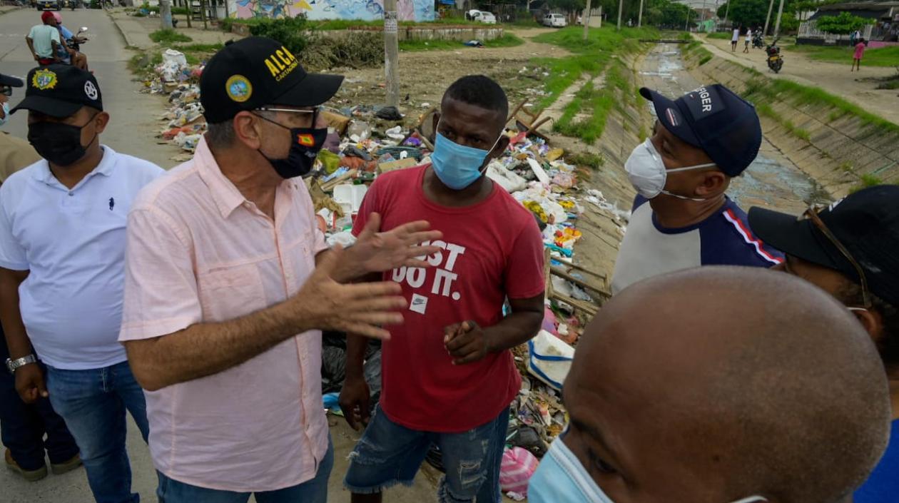 Alcalde de Cartagena, William Dau, en un recorrido que evidencia fallas en recolección de basuras.