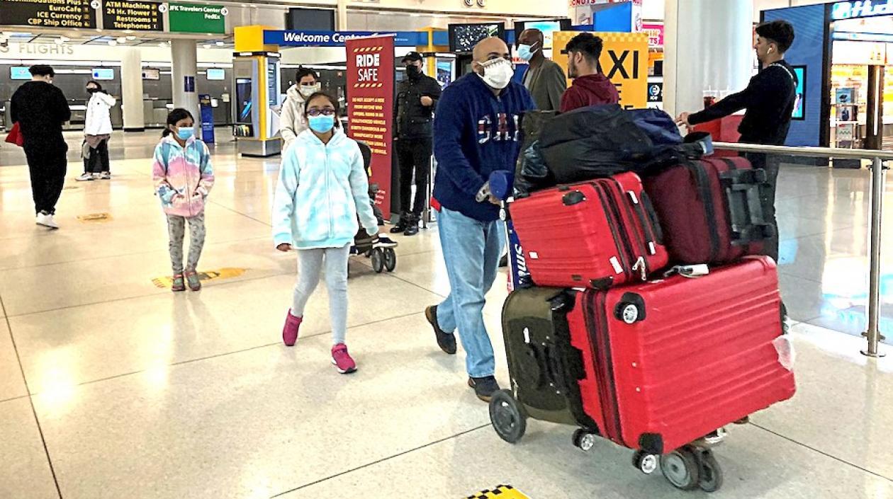 Visitantes regresando a los aeropuertos de Estados Unidos.