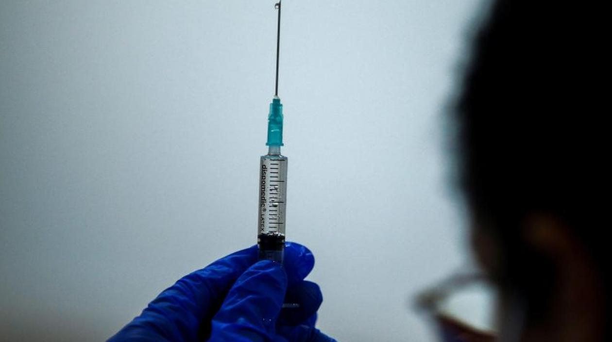 Personal sanitario administra la vacuna contra el Covid-19.