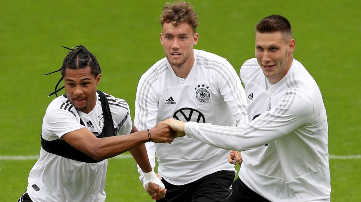 Niklas Süle (a la derecha) dio positivo a Covid-19. 