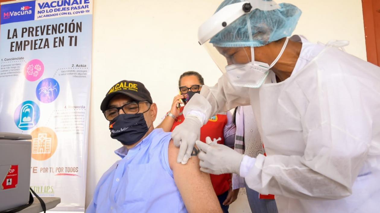 El alcalde de Cartagena, William Dau, recibe la tercera dosis de vacuna contra el Covid-19.