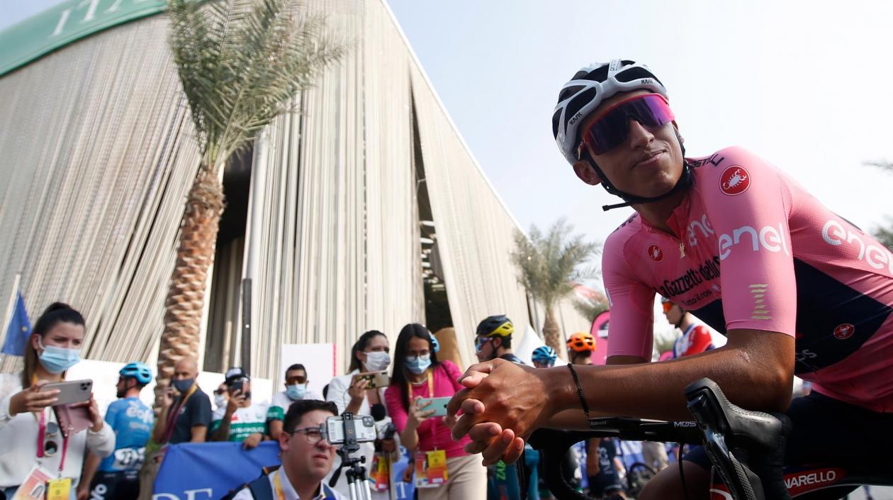 Egan Bernal con la camiseta de campeón del Giro de Italia. 
