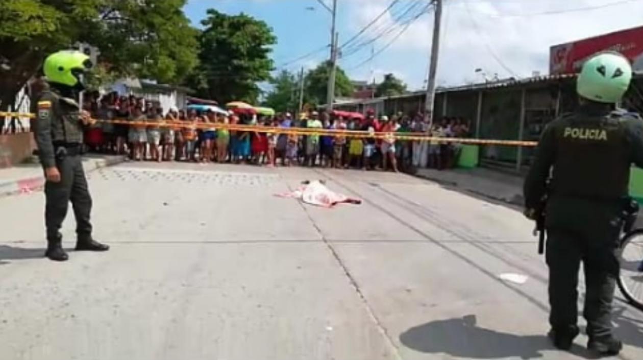 La Policía acordonó el área donde ocurrió el crimen. 