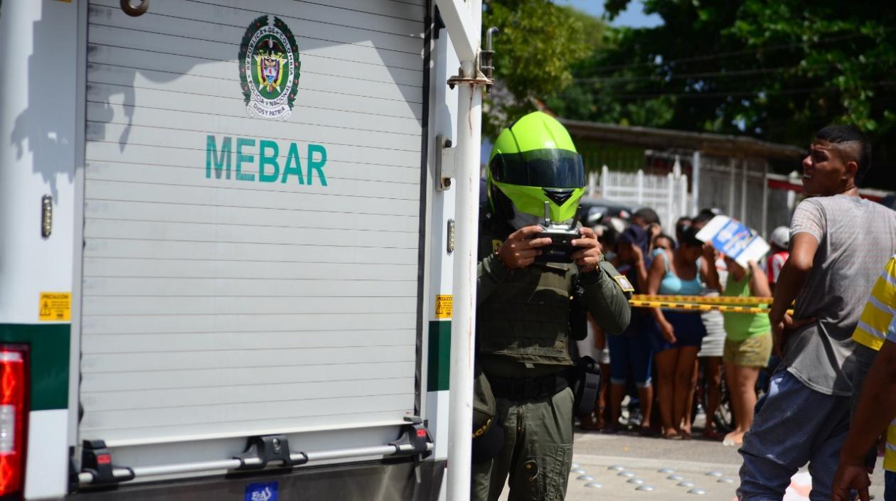 Momento en que la Policía realizaba la inspección del cadáver en el barrio La Luz. 