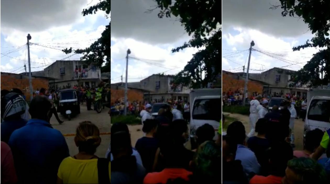 Momento en que el CTI inspeccionaba el cuerpo dentro del motocarro. 
