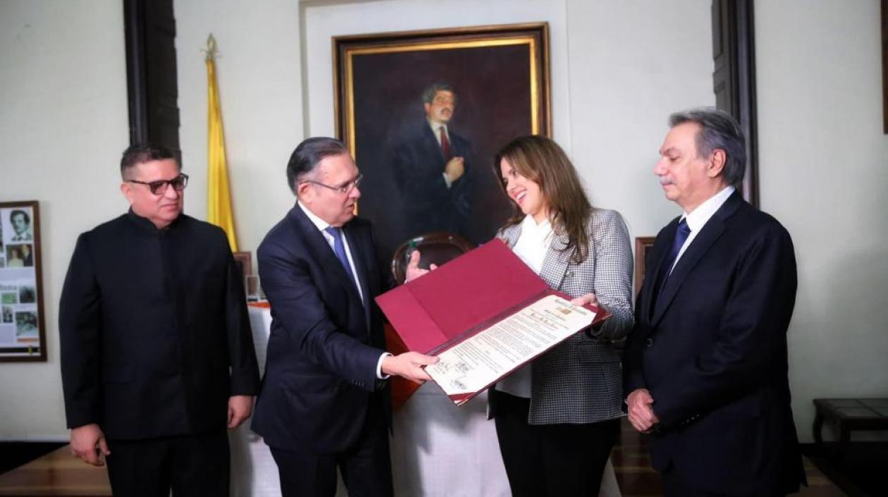 Reconocimiento al maestro Juventino Ojito y Verónica Vanegas.