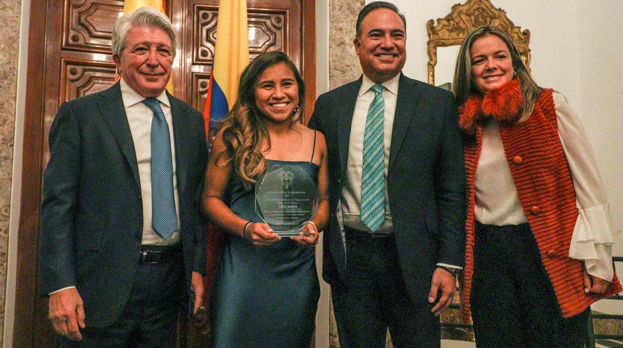 La futbolista del Atlético de Madrid Leicy Santos, junto al presidente del club, Enrique Cerezo, y el Embajador de Colombia en España, Luis Guillermo Plata.