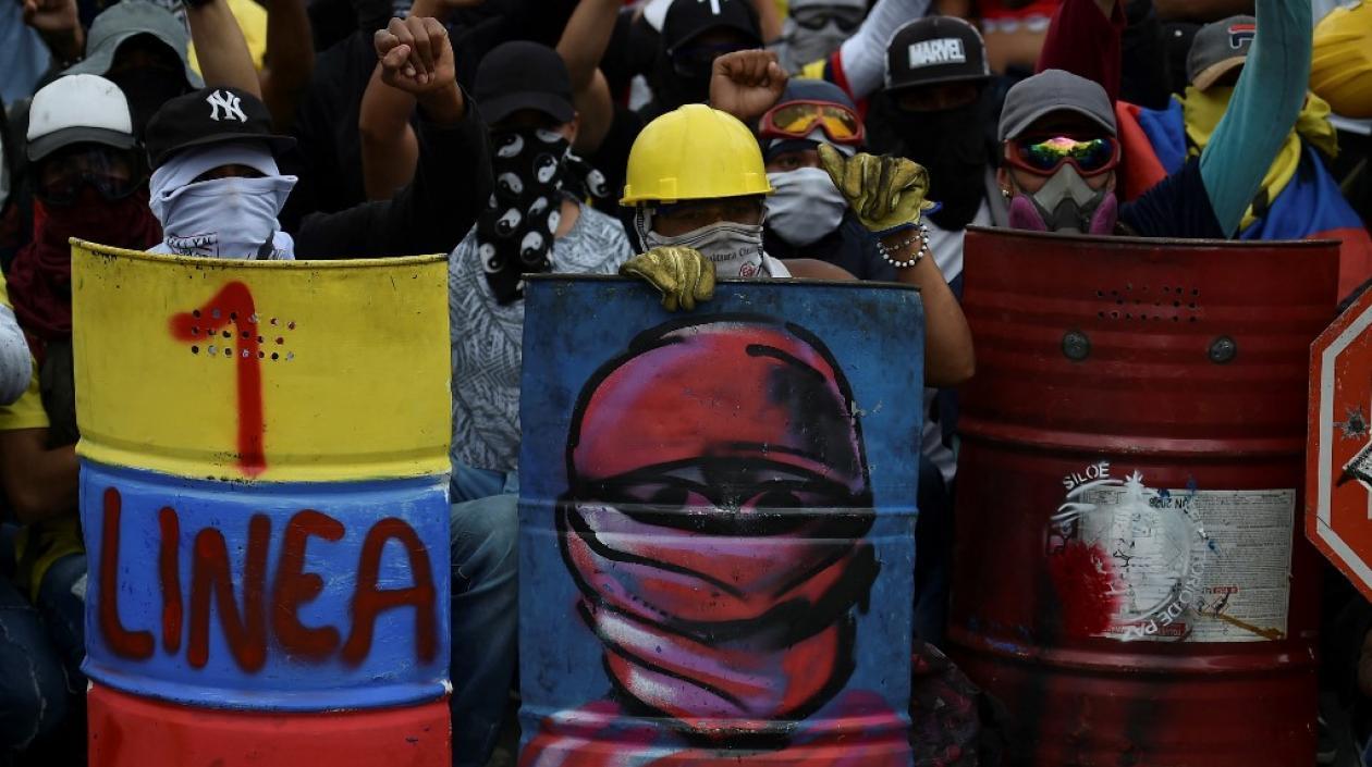 Grupo de 'Primera Línea' en Bogotá. 