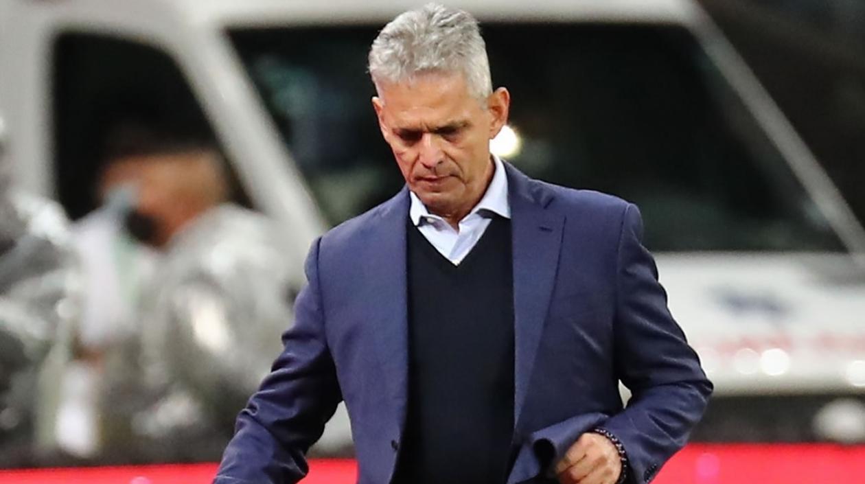 La decepción del DT Reinaldo Rueda al término del partido.