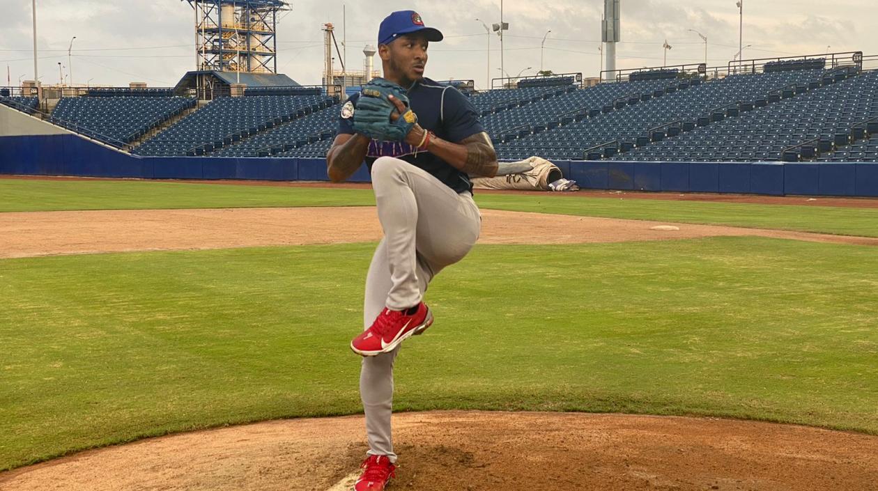 Edinson Frías, lanzador de Caimanes. 