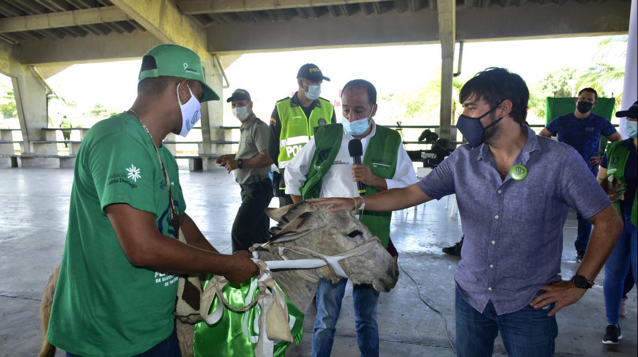 Distrito hizo entrega de insumos para las nuevas unidades de negocio de los primeros 30 carromuleros.