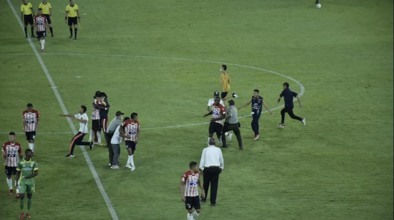 Los hinchas de la tribuna sur invadieron el campo en el duelo ante Quindío. 