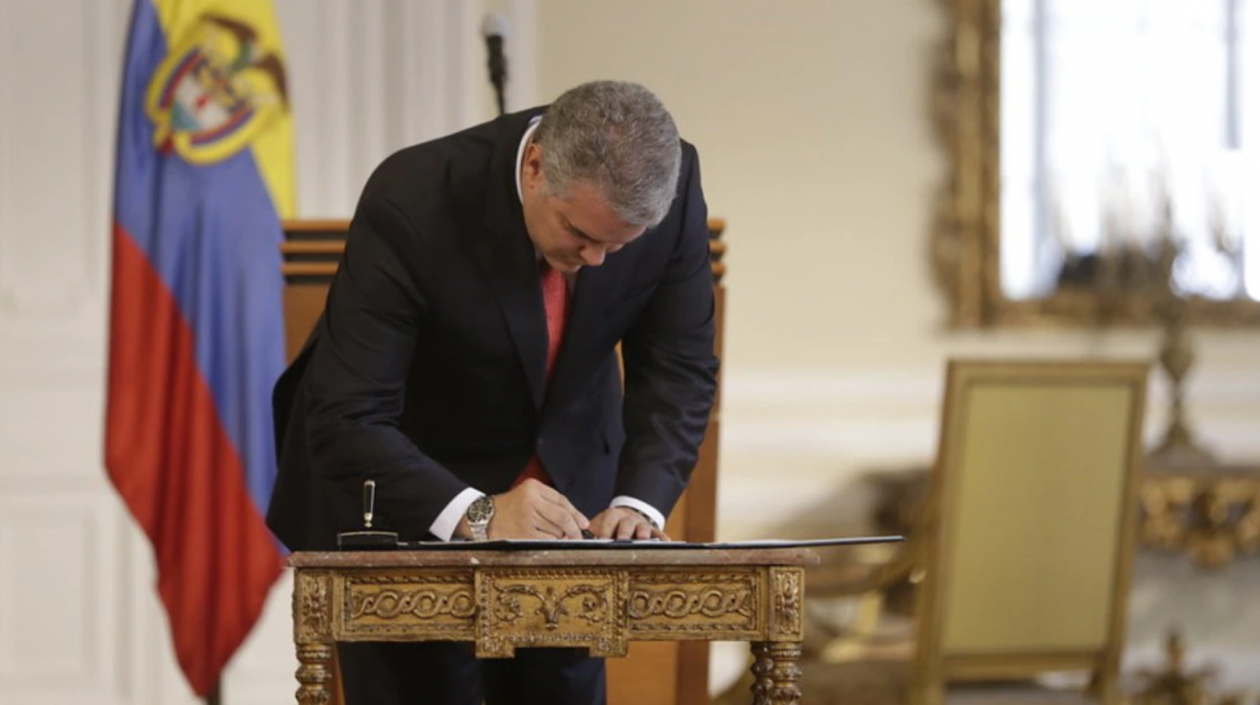 Presidente Iván Duque en la firma de una ley.