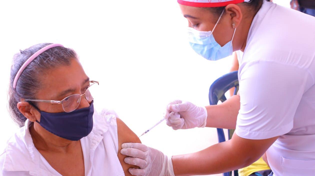 Una señora se vacuna contra el Covid-19 en Malambo.