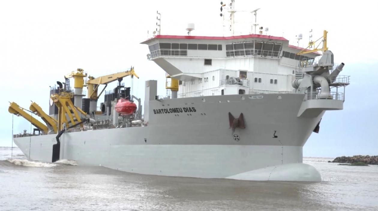 La draga 'Bartolomeu Dias', de la EDC, trabajando actualmente en el puerto de Barranquilla.