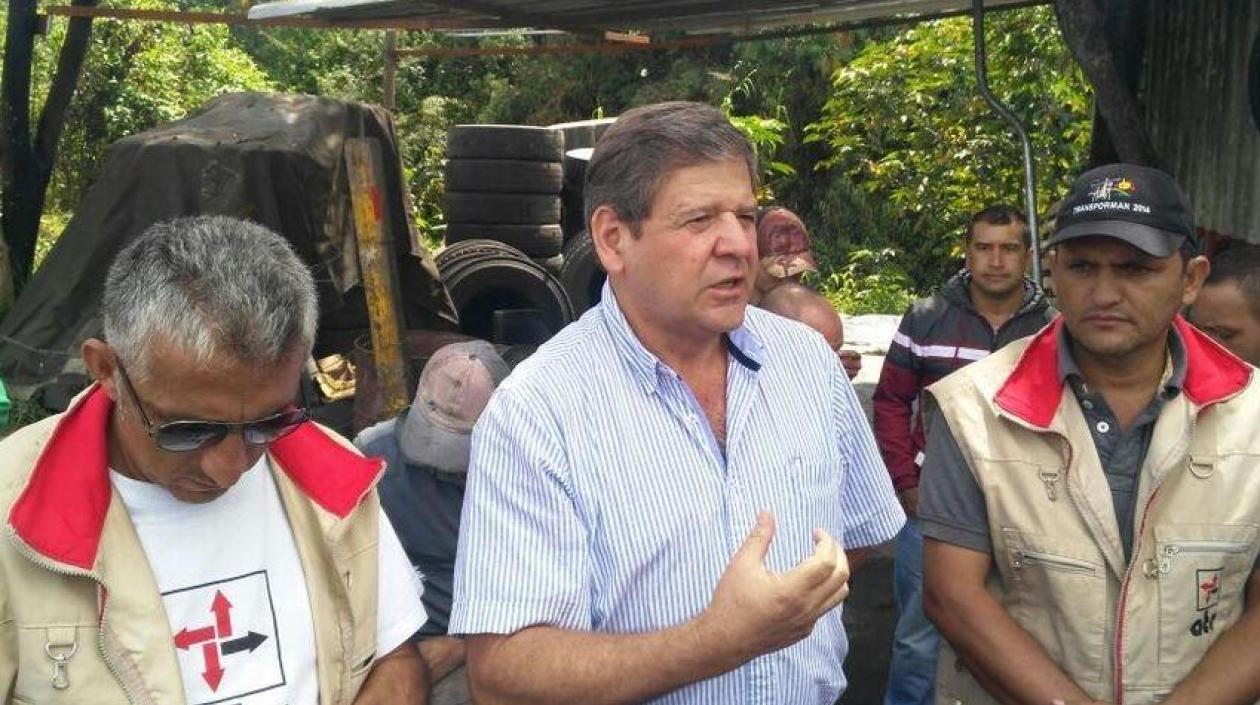 Luis Gonzaga Cadavid (centro), dirigente cafetero asesinado.