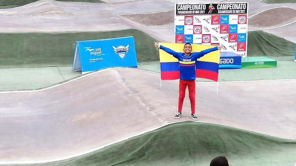 Wilson José García celebrando con la bandera colombiana.
