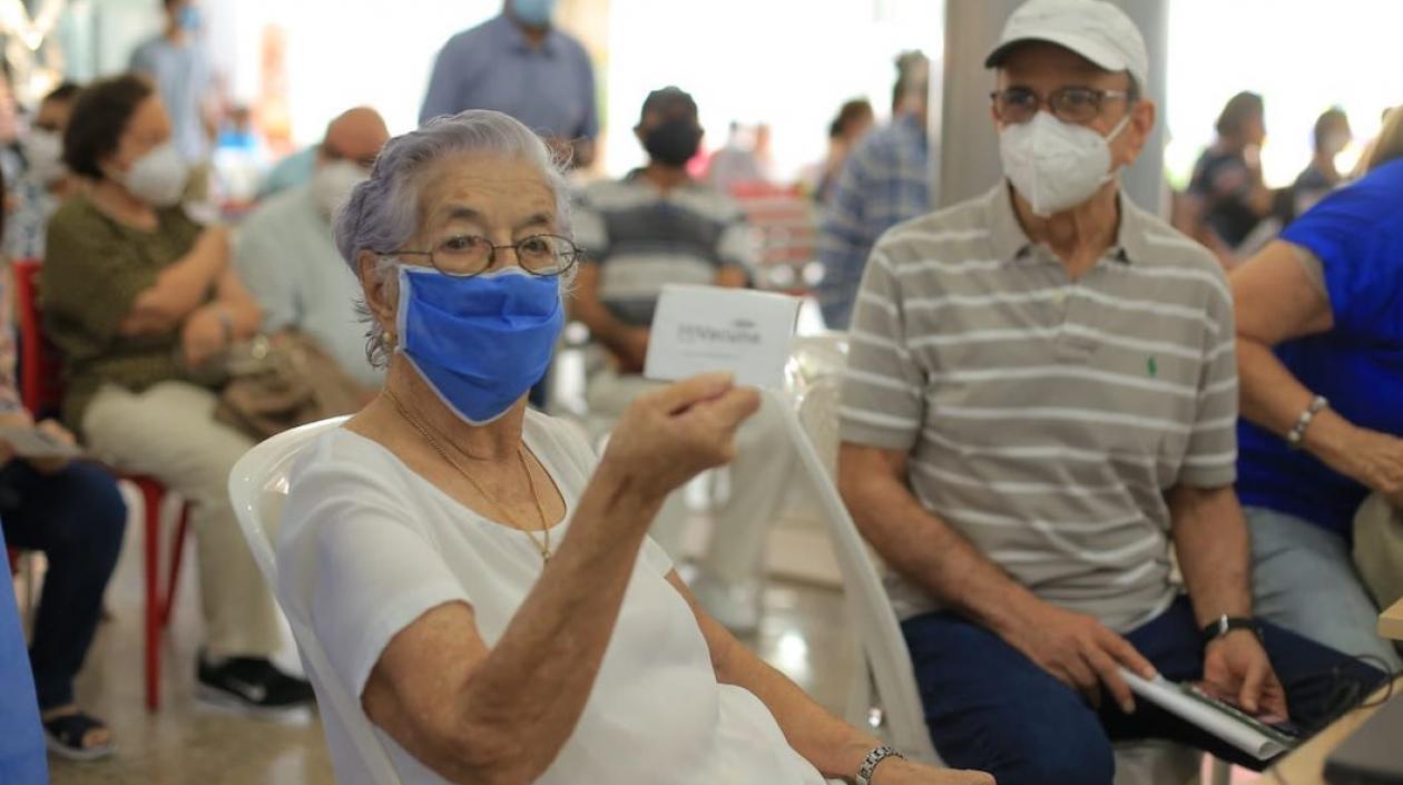 Adultos mayores cumpliendo con su deber responsable de vacunación