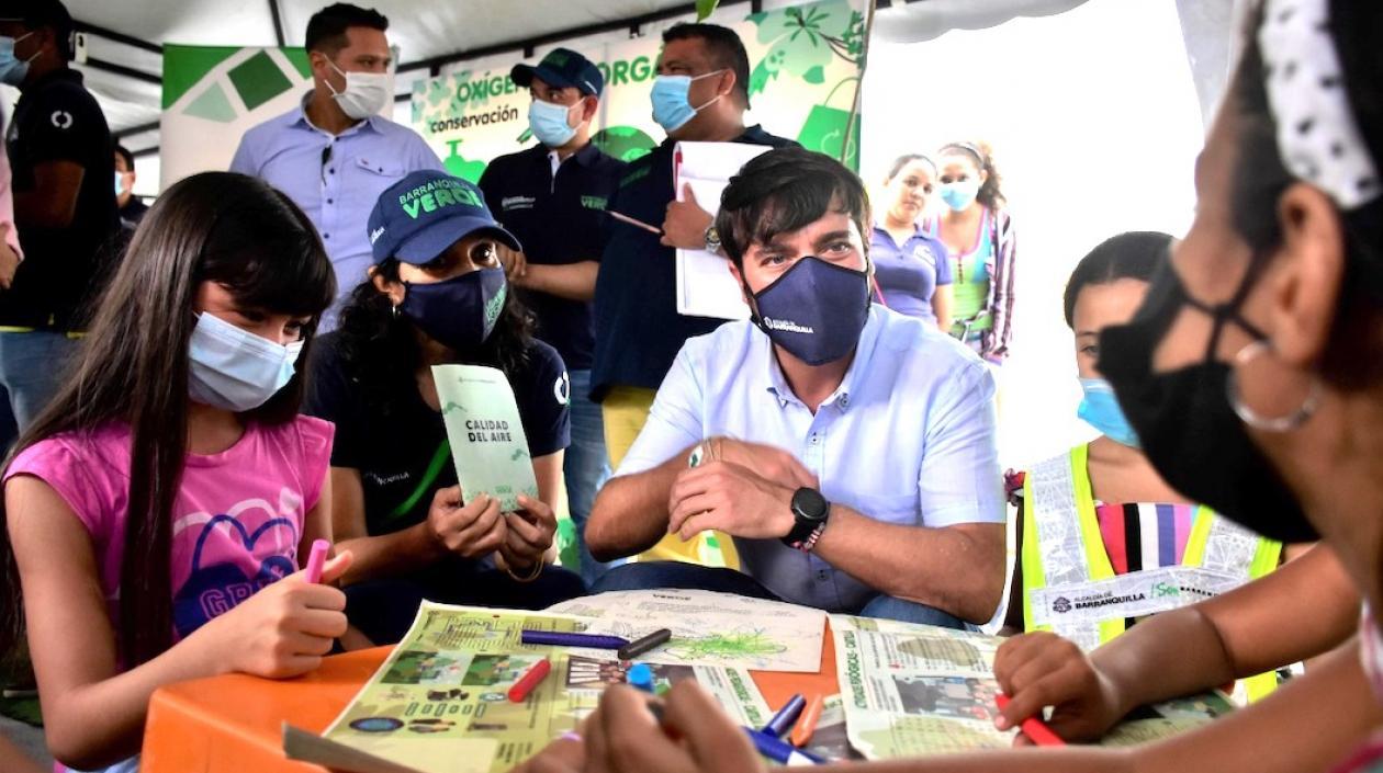 El Alcalde Jaime Pumarejo escuchando las inquietudes de la comunidad.