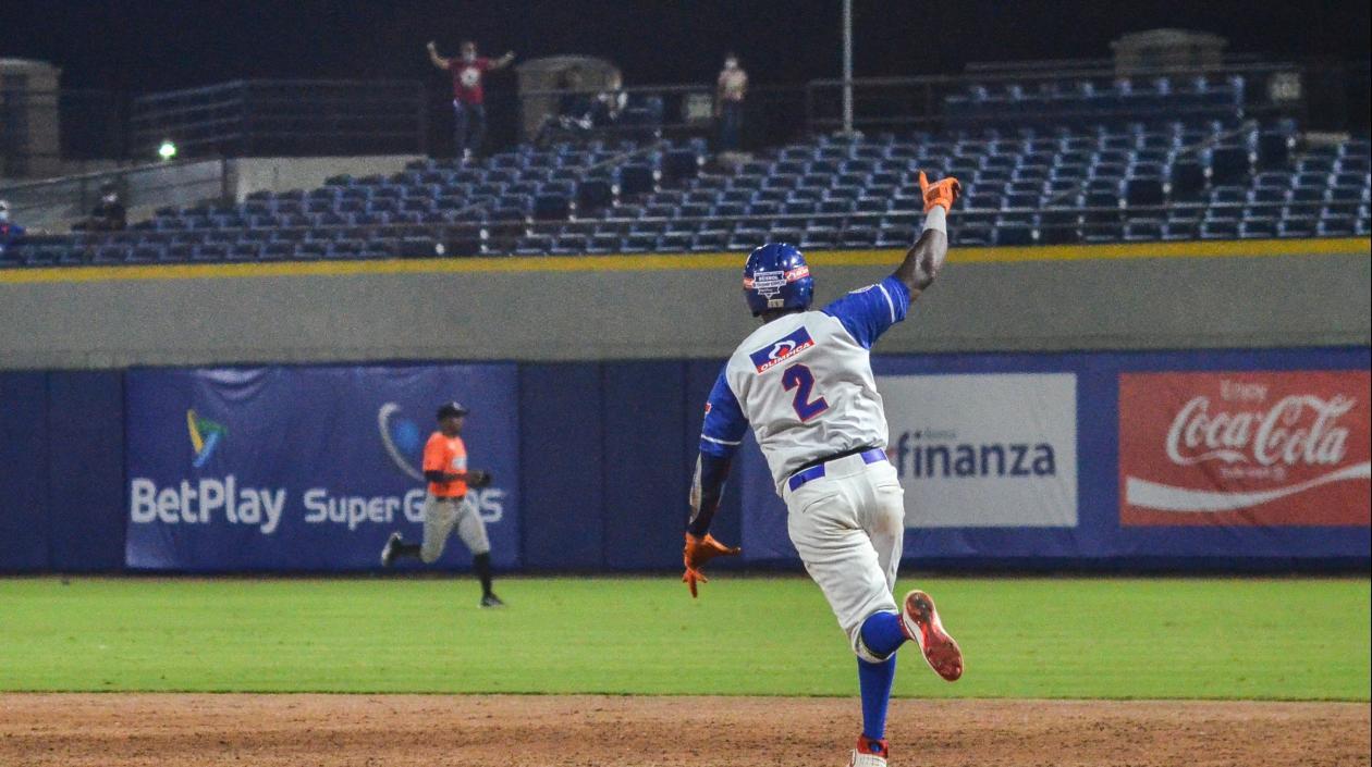 Derwin Pomare celebra el batazo ganador. 