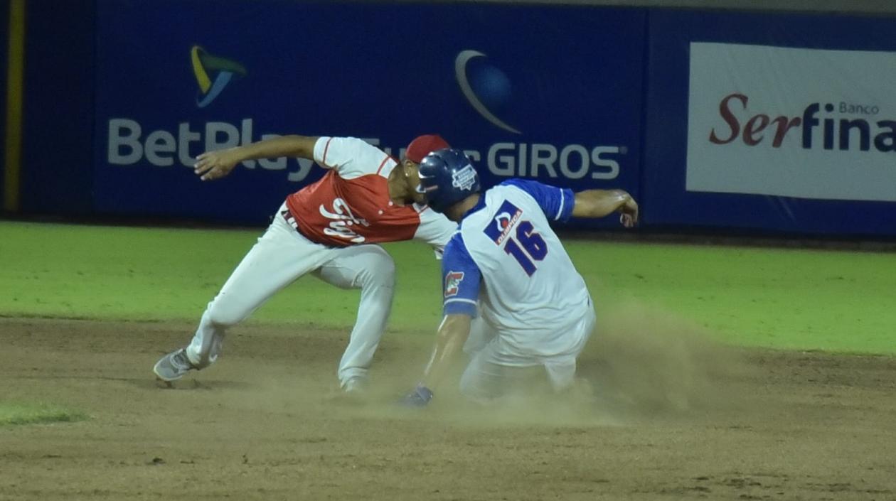 Vince Vizcaíno se roba la segunda base.