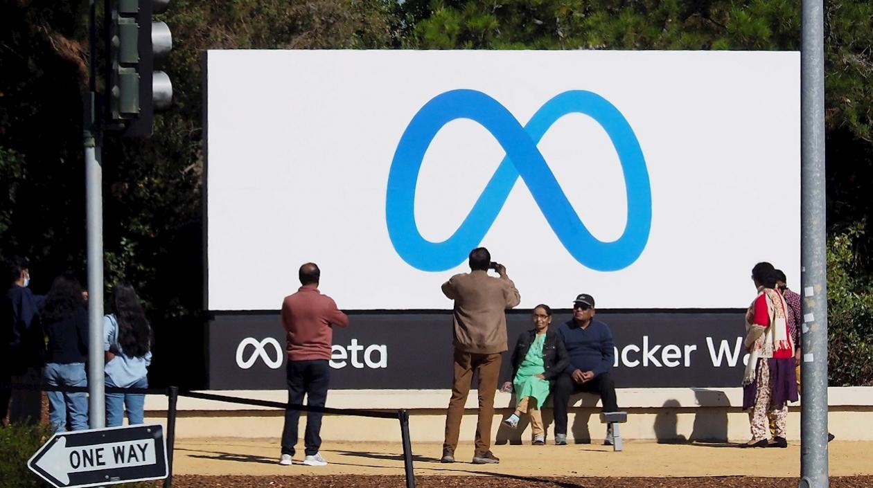 Logo de Meta en la entrada de la sede de Facebook, en Menlo Park, California.