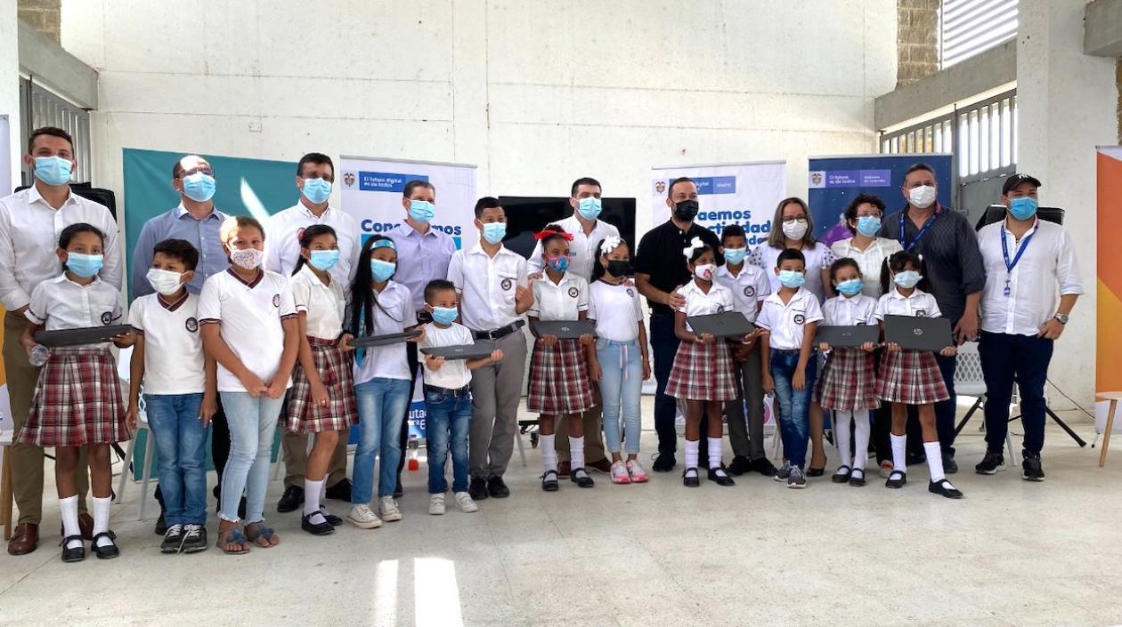 El Alcalde José Fernando Vargas durante la entrega de los computadores.