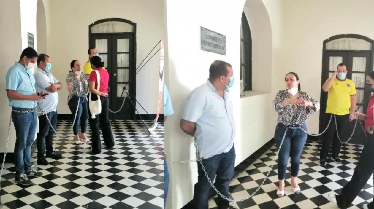 Los Diputados durante la protesta.