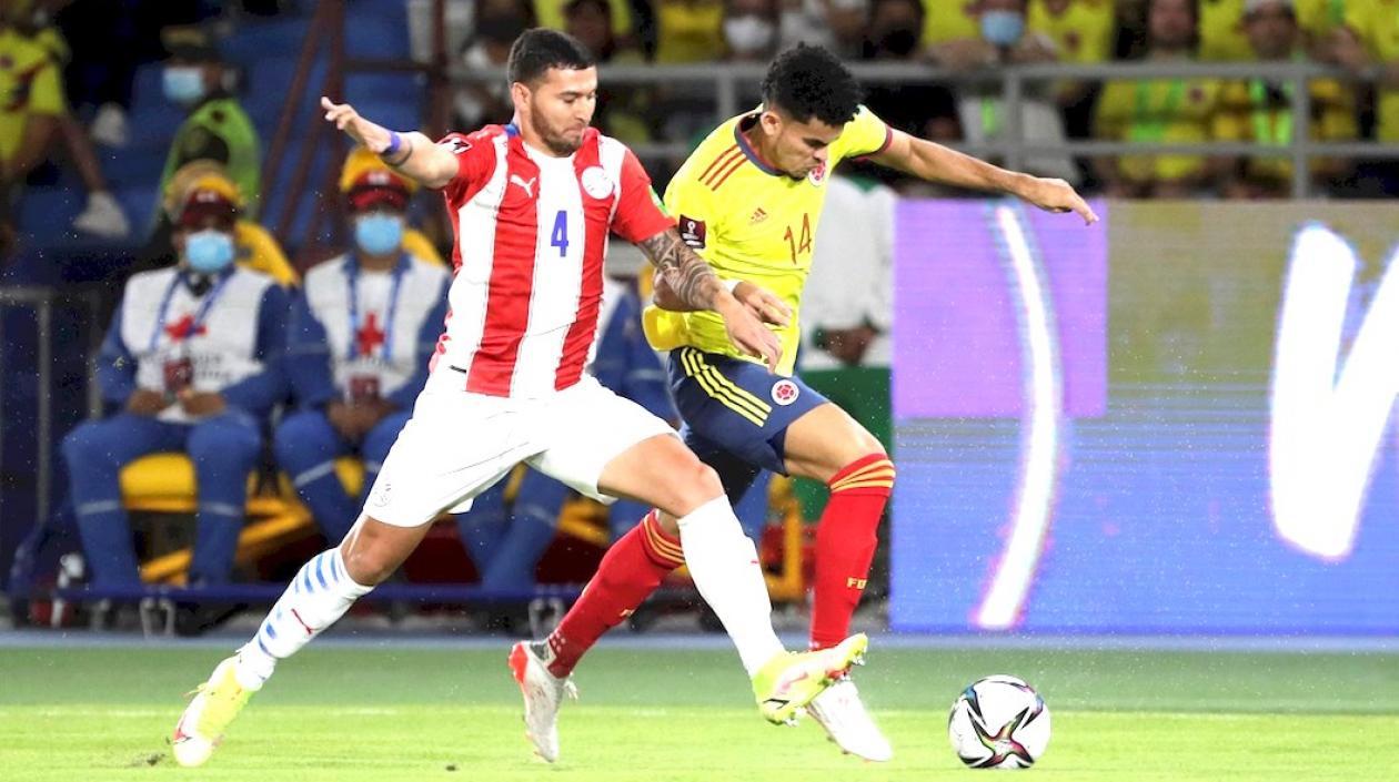 Luis Díaz eludiendo la marca del lateral Juan Escobar.