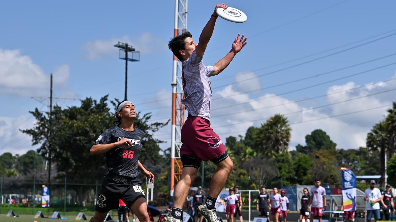 El Ultimate es un deporte practicado con frisbi y se juega de manera mixta. 