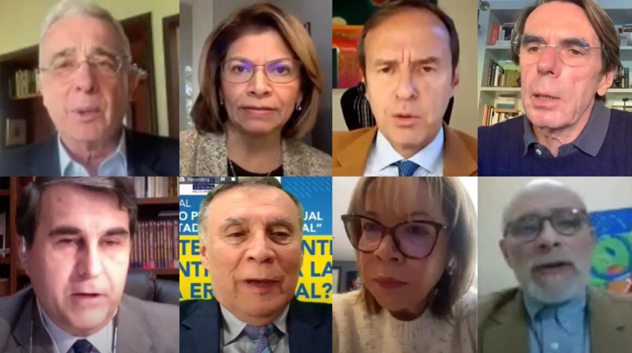 Participantes del diálogo entre ellos Álvaro Uribe, expresidente colombiano, arriba izquierda.