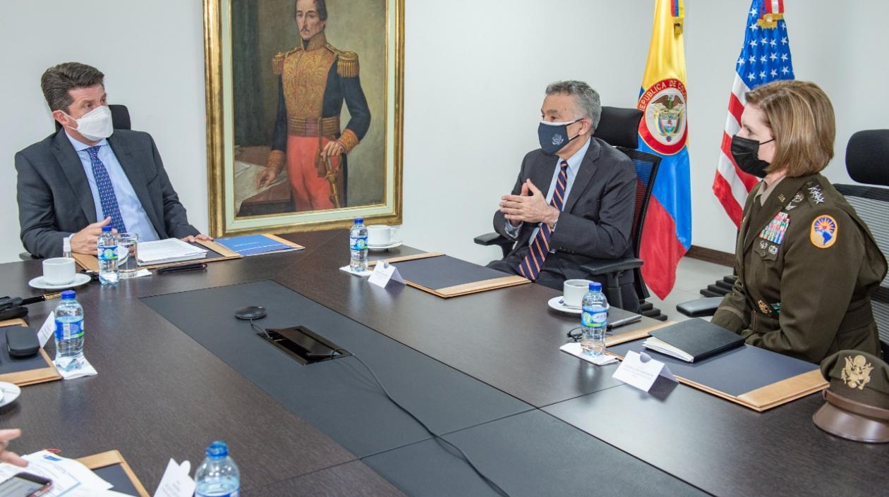 El Ministro Diego Molano, el Embajador y la Jefa del Comando.