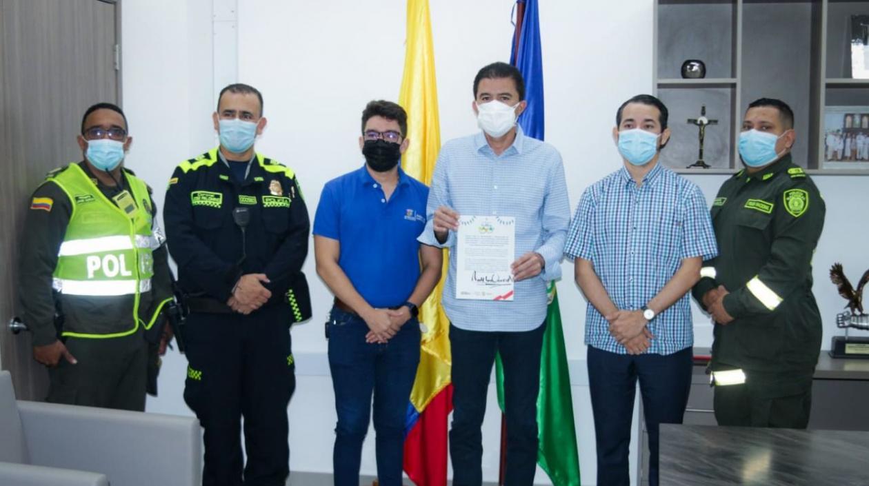 Las autoridades muestran la firma del pacto. 